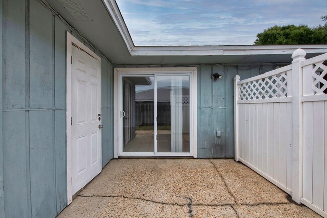 Building Photo - Fresh, Cozy, & Totally Updated — Move Righ...