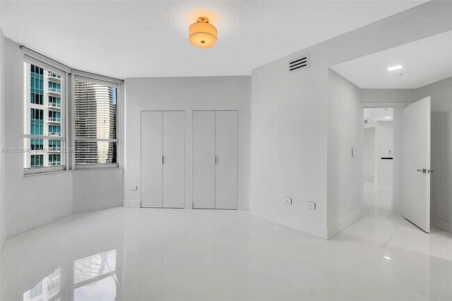 Building Photo - 888 Brickell Key Dr