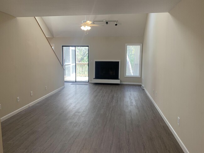 Building Photo - 43 Arabian Dr