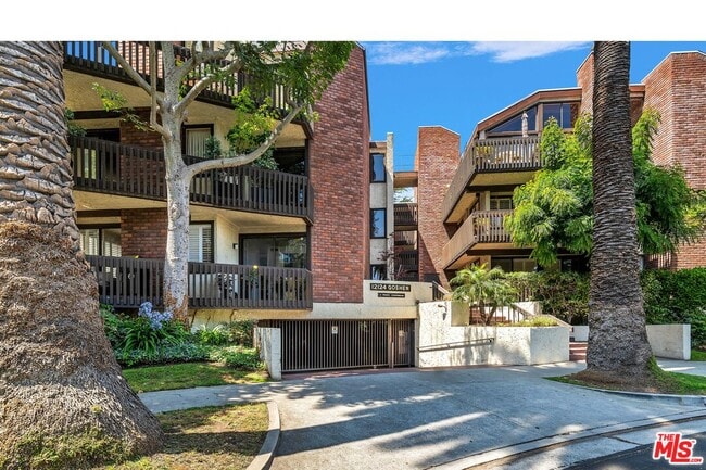 Building Photo - 12124 Goshen Ave