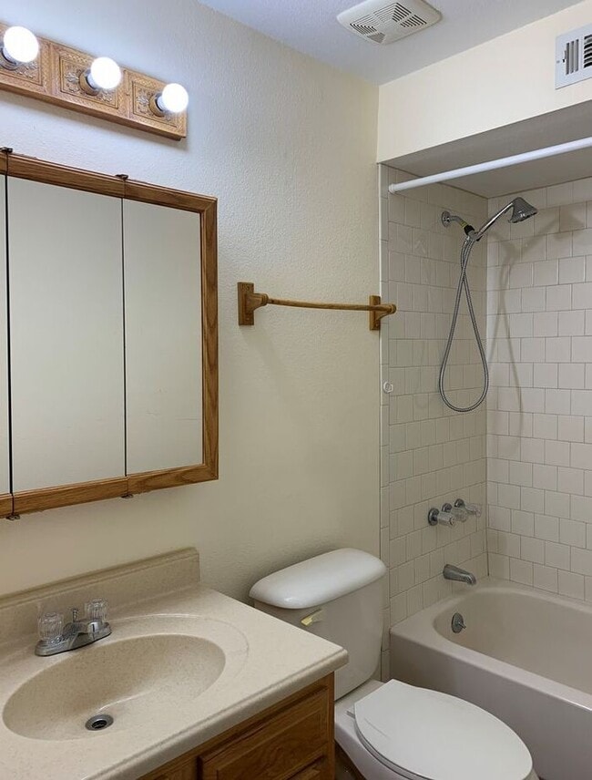 Building Photo - Awesome 2 Bed/2 Bath Townhome, Minutes fro...