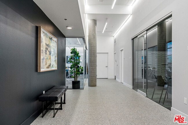 Building Photo - 325 N 1st St