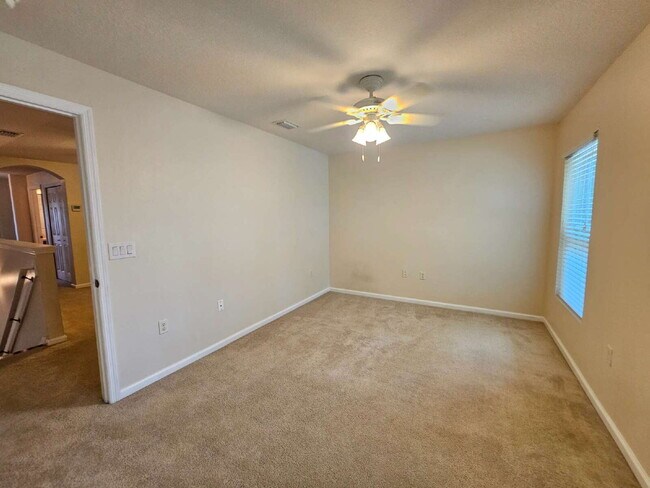 Building Photo - Large Melbourne Townhome