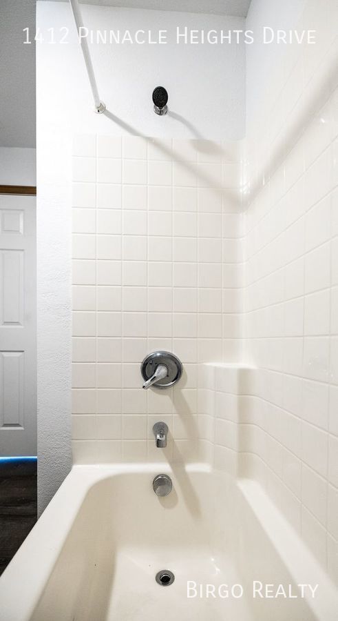 Building Photo - Move in Special! First Month's Rent is Fre...