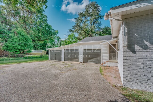 Building Photo - 3 Bed 2 Bath Gem in Midtown Mobile!!