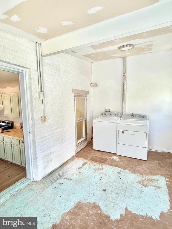 Building Photo - 327 Main St