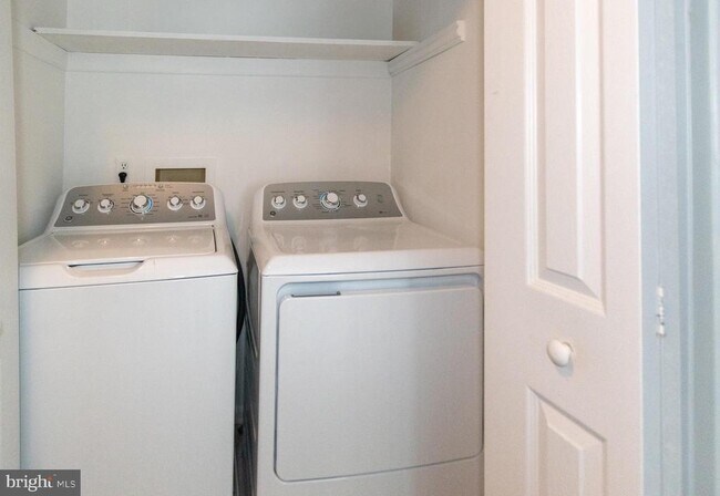 Building Photo - 5222 Magnolia Pl