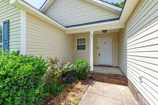 Building Photo - MOVE-IN READY