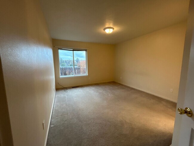 Building Photo - 3 Bedroom / 2 Bathroom Home in NE Madras - PENDING APPLICATION