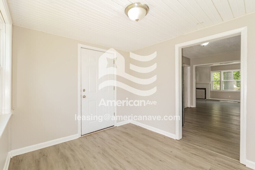 Building Photo - 904 E 84th Terrace