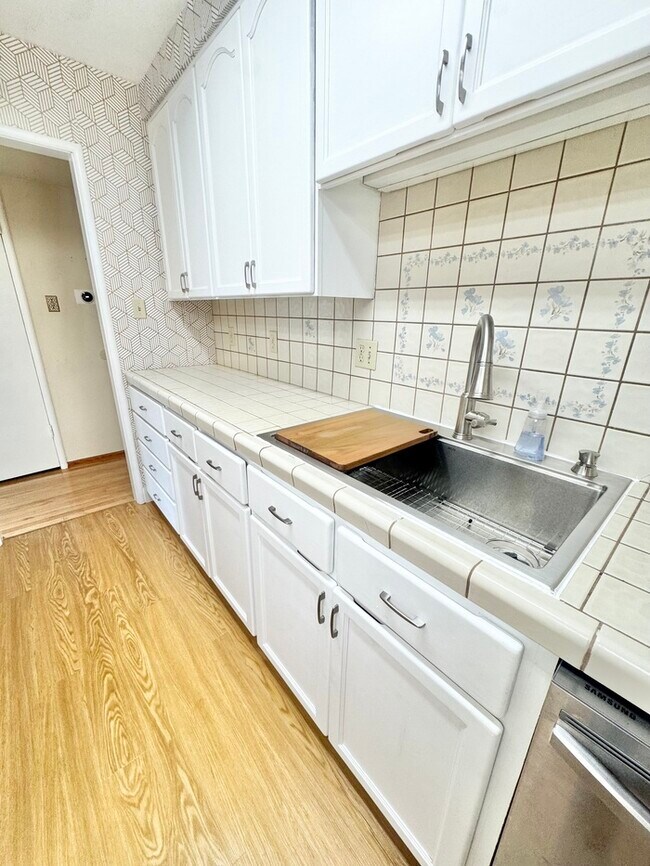 Building Photo - Stunning 3-bedroom, 2-bathroom home with a bonus room/office!