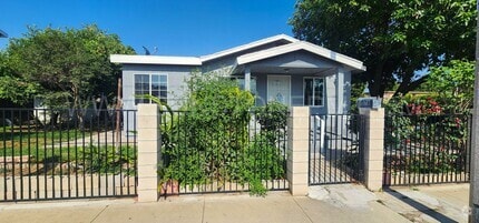 Building Photo - 3 Bedroom, 1 Bathroom