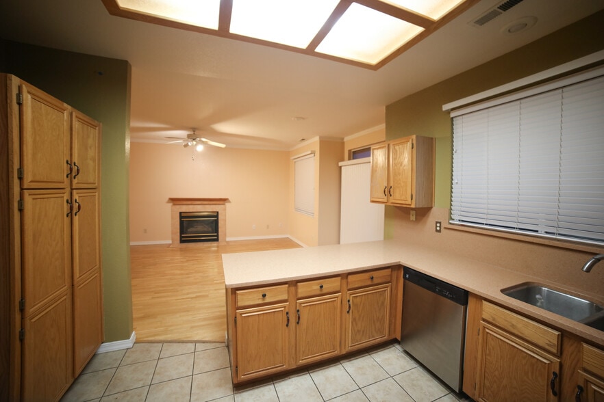 Building Photo - 3964 Glenview Terrace