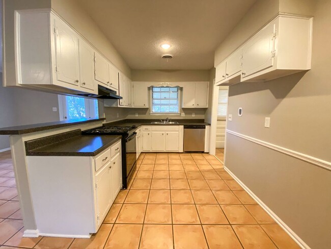 Building Photo - 3 bedroom 2 bathroom near Sycamore View an...