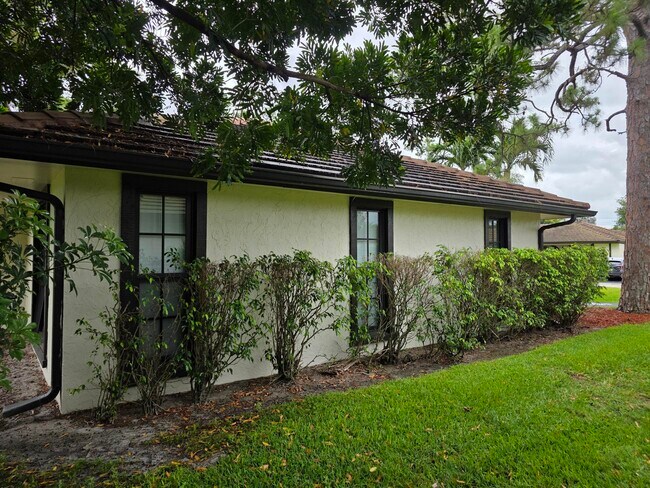 Building Photo - 435 Pine Villa Dr