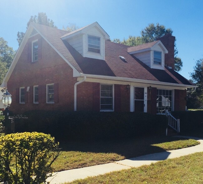 Building Photo - Four bedroom, 2 bath house in Burlington