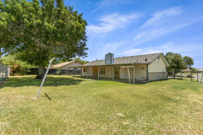 Building Photo - 5622 Frst Lk St