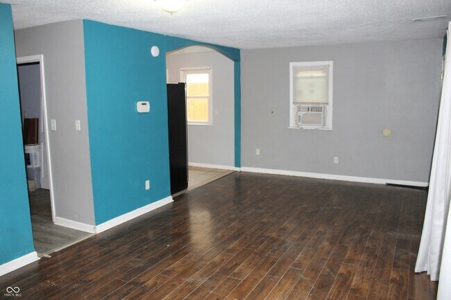 Building Photo - 3125 N Gladstone Ave