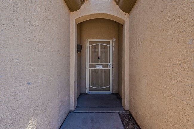 Building Photo - 3 Bed 2 Bath - New Kitchen Appliances\Carp...
