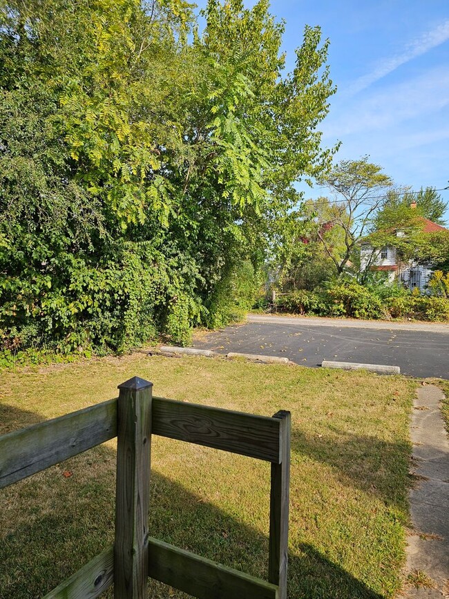 Building Photo - Large Home in Heart of BG