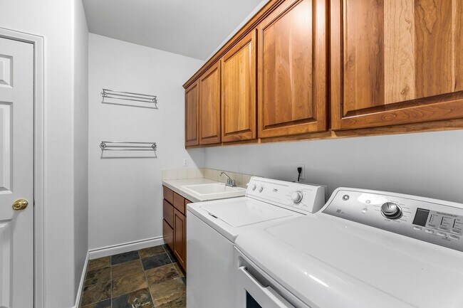 Building Photo - Single Level Gorgeous Awbrey Glen home!