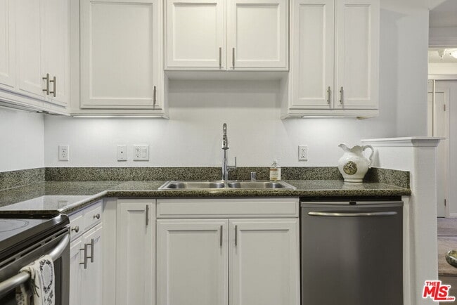 Building Photo - 3740 Santa Rosalia Dr