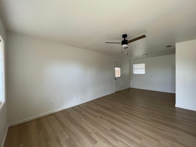 Building Photo - Cozy City Charm – 3-Bed, 1-Bath Home in La...