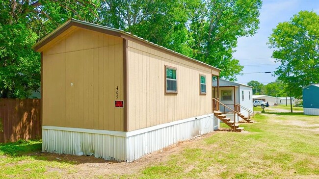Building Photo - 405 N Clegg St