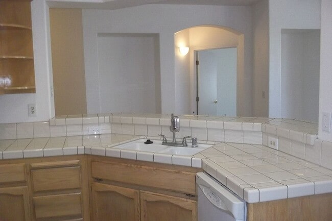 Building Photo - Solar electric home in the Laguna area of Elk Grove