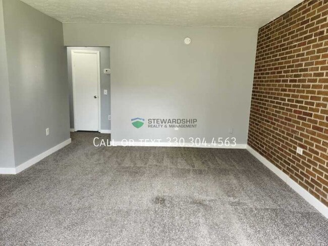 Building Photo - 15257 Lincoln Way W