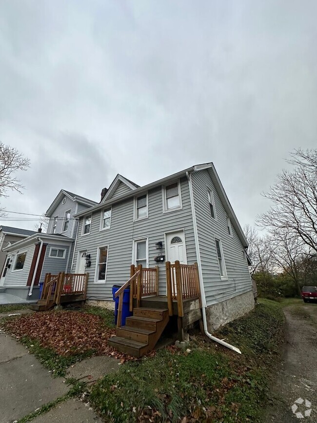 Building Photo - Cute 1 Bedroomm Townhouse on West Side Ham...