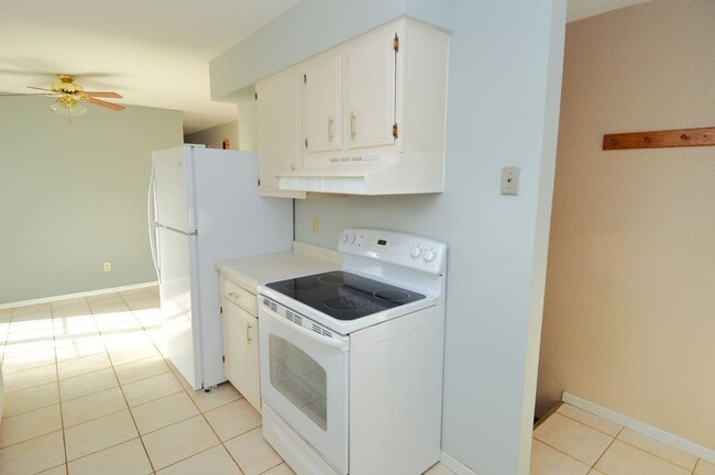 Building Photo - Huge 4 Bed 2 Bath Single Family Home!! Ton...