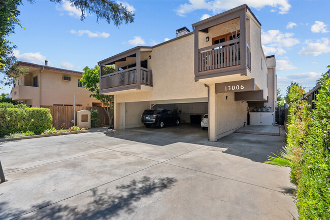 Building Photo - 13006 Moorpark St