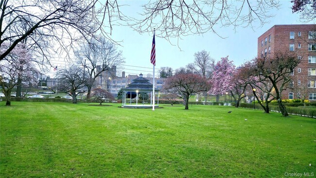 Building Photo - 220 Pelham Rd