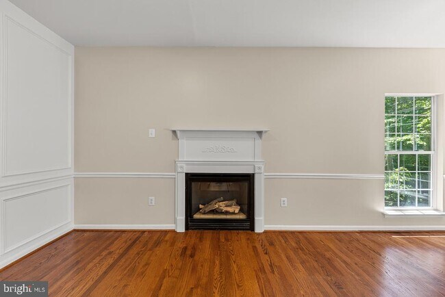 Building Photo - 9201 Golf Ct