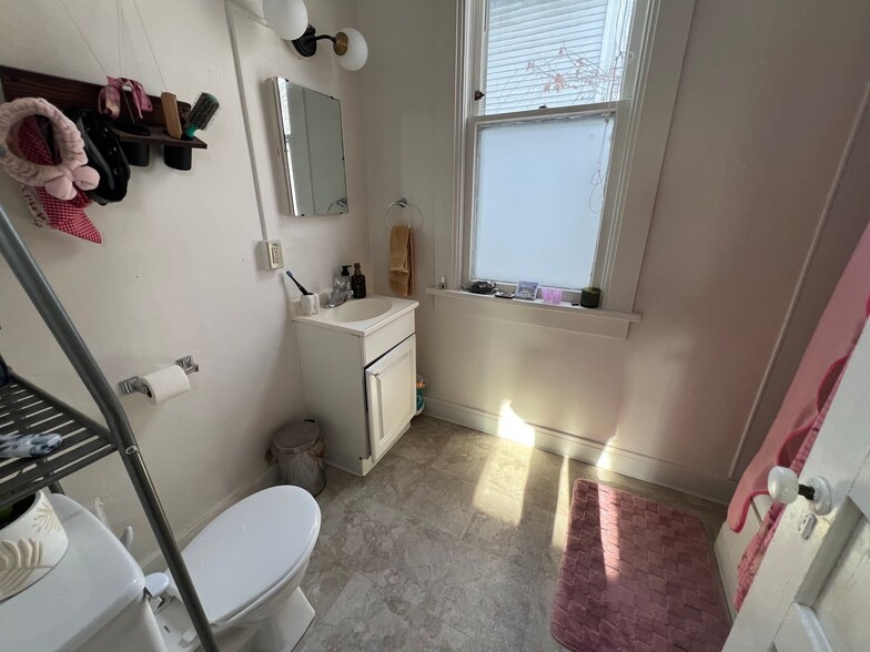 Building Photo - 1111 E Johnson St