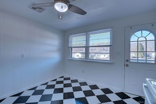 Building Photo - 139 Phyllis Dr