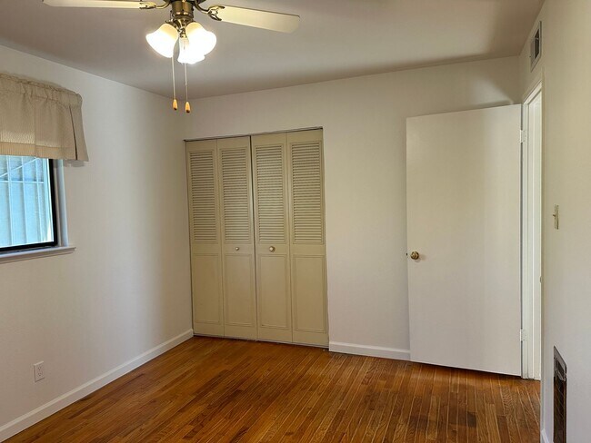 Building Photo - New listing! Beautifully maintained home in convenient location