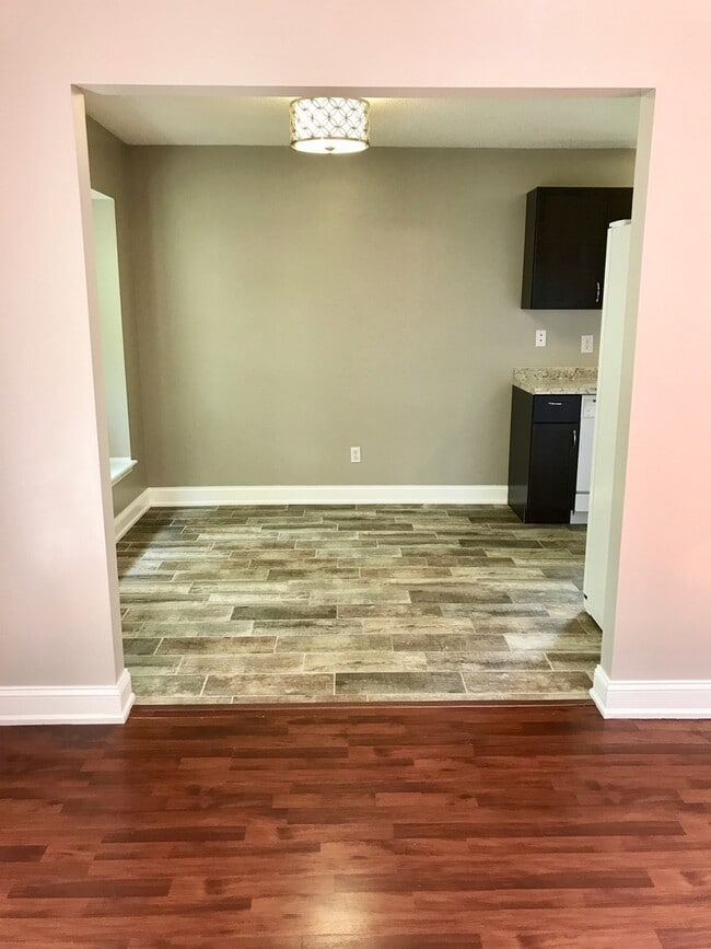 Building Photo - Pretty on Pebble