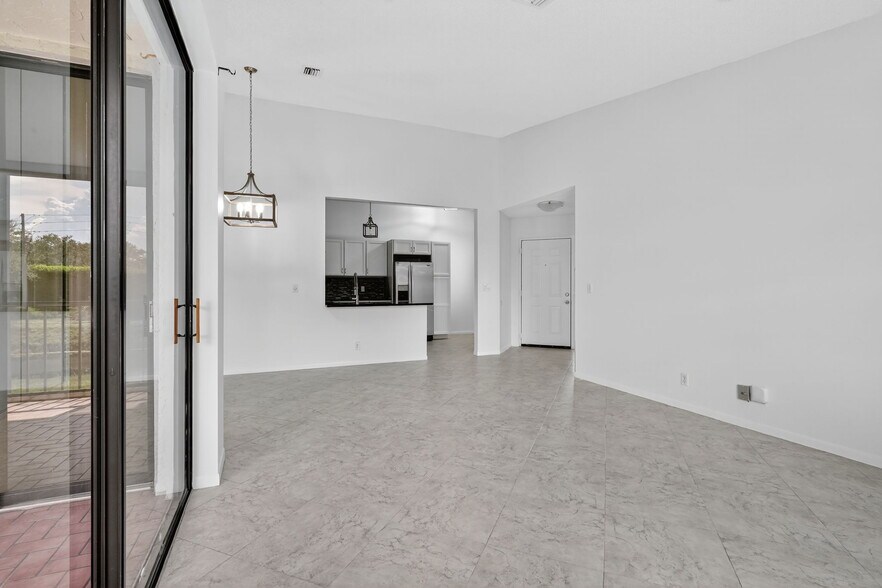 Building Photo - 5475 Verona Dr