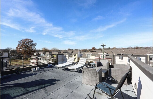 Building Photo - 3 Bed, 3.5 Bath Home w/ 2 Car Garage and Lake Views