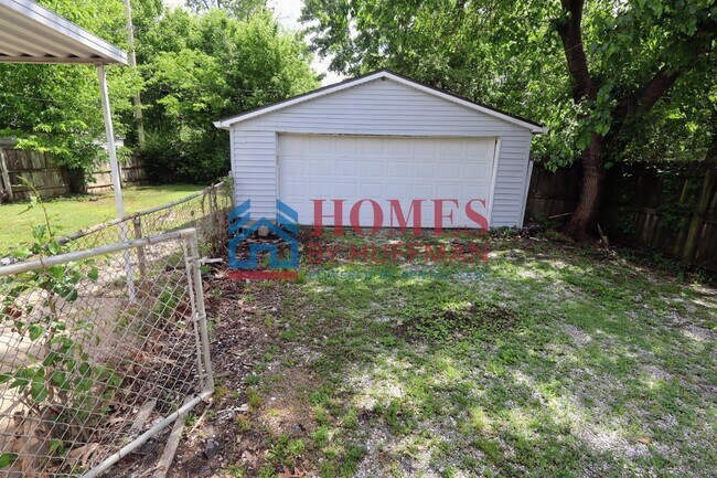 Building Photo - Three Bedroom | Detached Garage