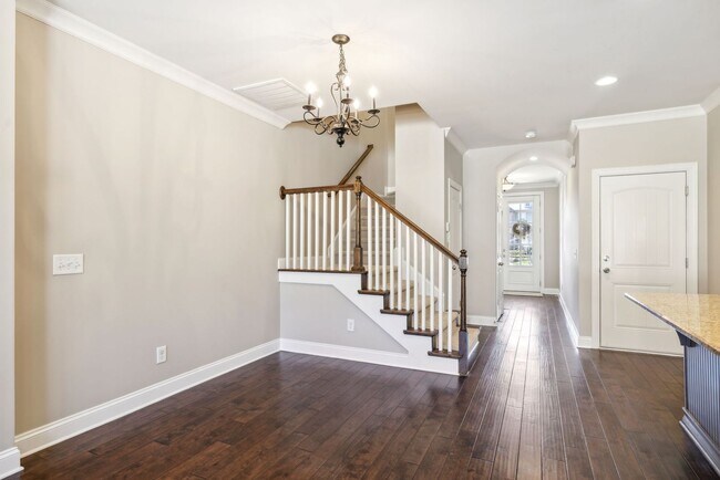 Building Photo - 3 BR/2.5 BA Luxury Townhome