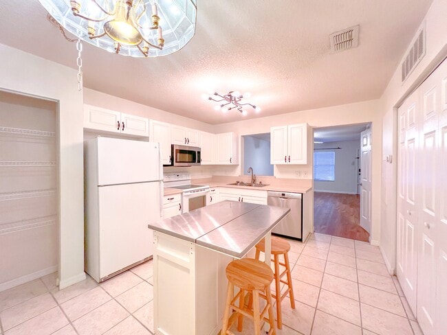 Building Photo - 2306 SW 42nd Dr