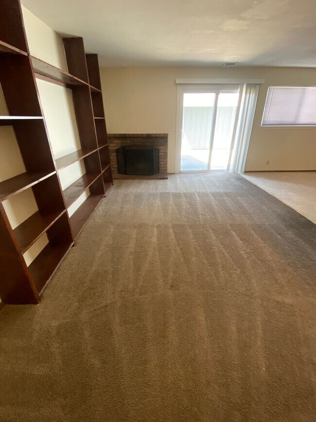 Building Photo - 1489 St James Pky