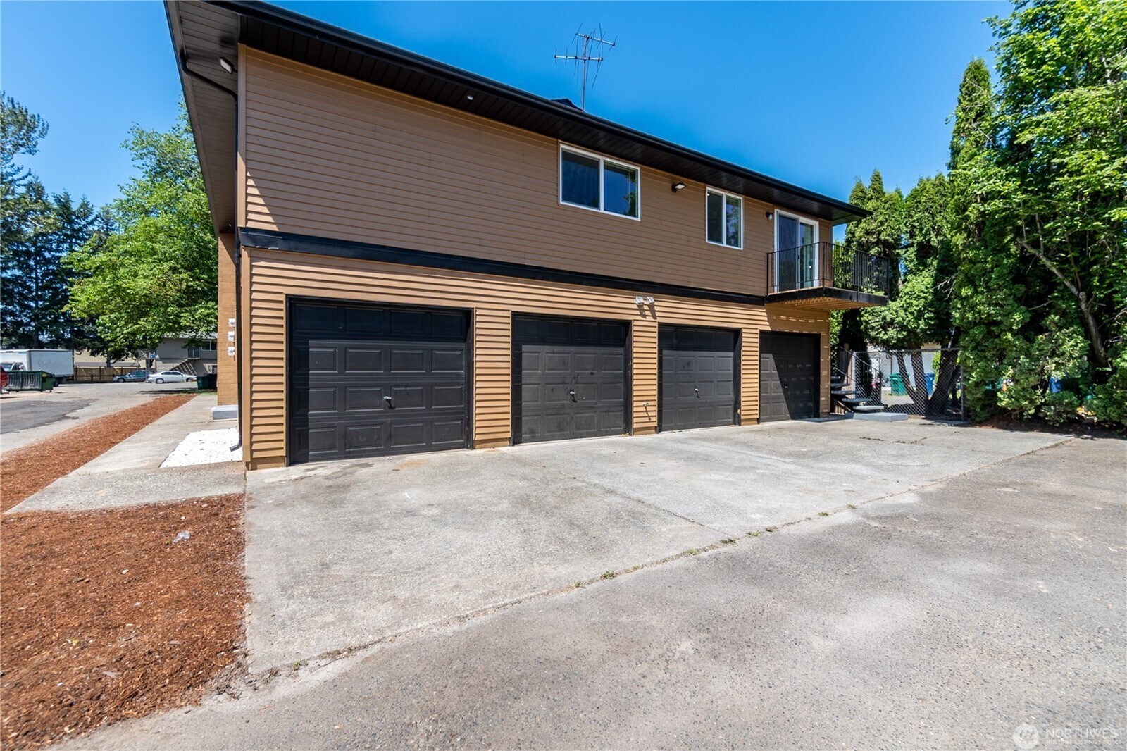 3 parking spot + garage - 218 Ellingson Dr