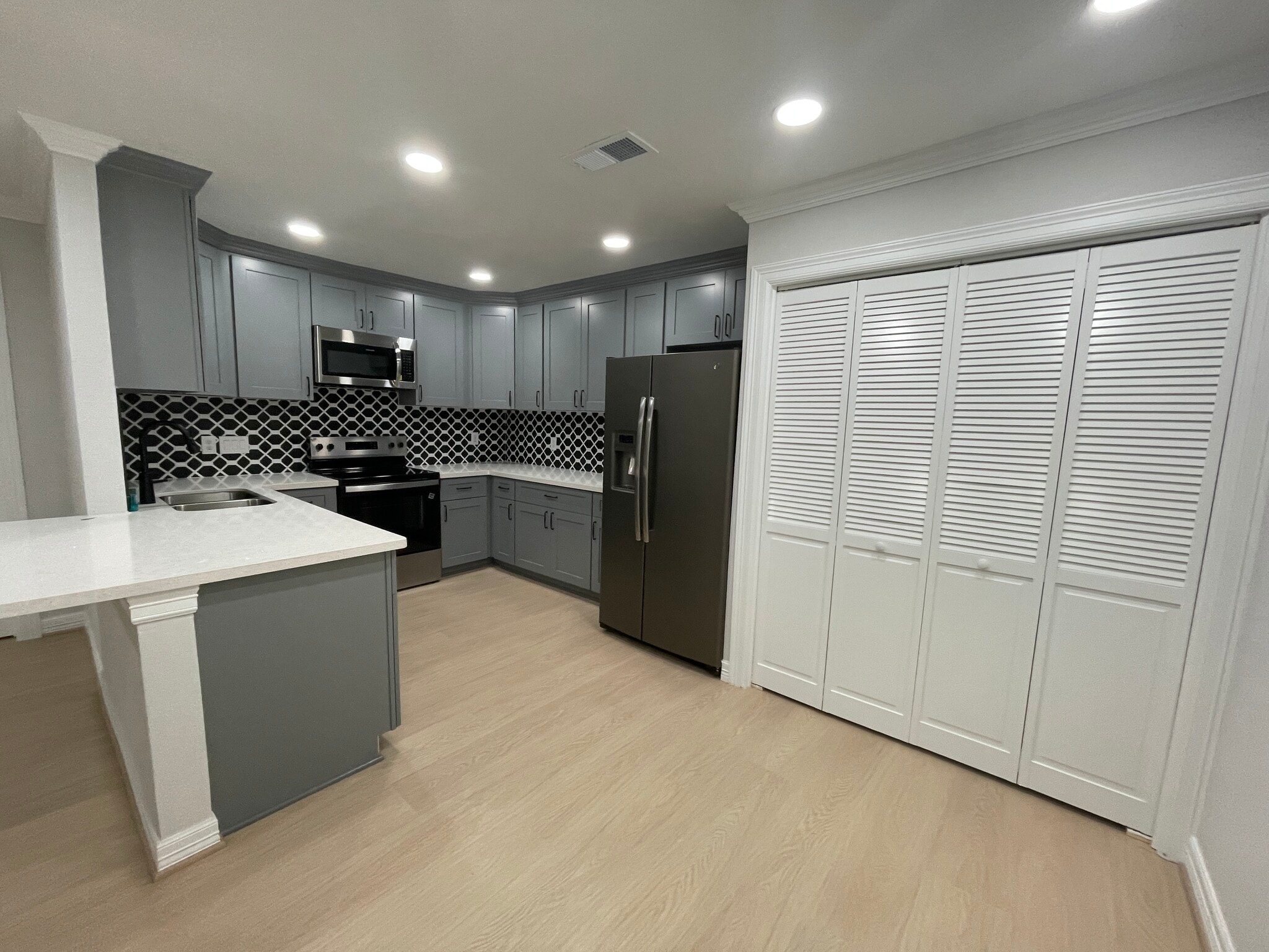Kitchen - 7022 Fondren Rd