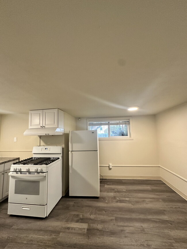 Building Photo - Large 1 Bedroom with Bonus Room/Office in ...