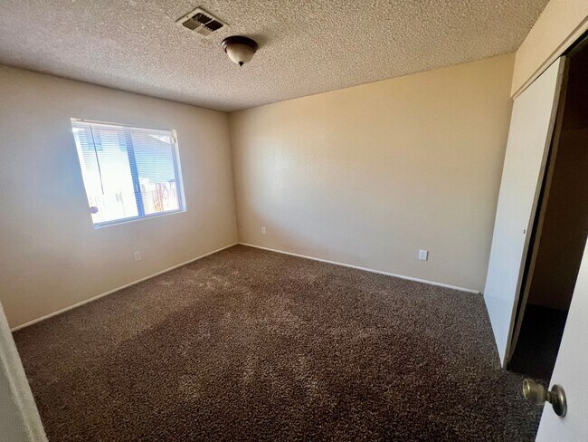Building Photo - 2 Bedroom 1 Bath - Chocolate Drop Area