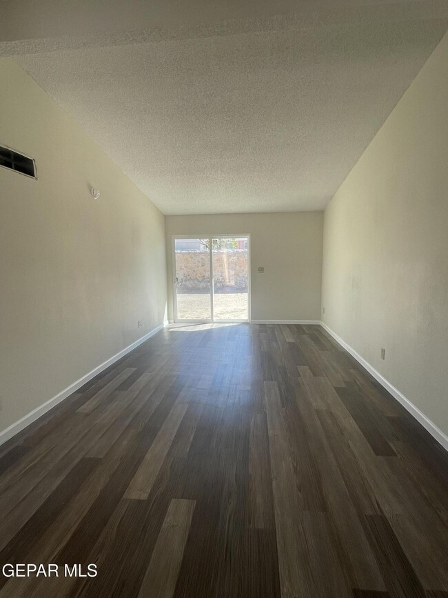 Building Photo - 866 Barandal Dr